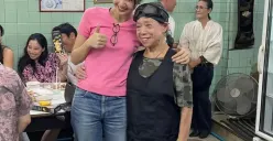 Lisa BLACKPINK saat di Jay Fai, Thailand berpenampilan sederhana (Sumber : instagram @streetfoodjayfai)