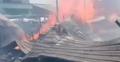 Gudang kayu di Kampung Jajan Pasar, Jalan Bugen Lor, Bangetayu Kulon, Genuk, Kota Semarang, Kamis 21 Desember 2023 siang. (Sumber : Instagram @infokejadian_genuk - InfoSemarang.com)
