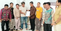 Serka Daniel ajudan Bupati Kutai Barat berakhir meminta maaf kepada sopir truk yang menjadi sasaran amukannya setelah menganggap korban jadi penghalang jalan rombongan FX Yapan. (Sumber : X @ahriesonta - InfoSemarang.com)