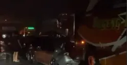 Kamis 21 Desember 2023 malam, terjadi kecelakaan beruntun di exit Tol Krapyak, melibatkan 1 bus Sugeng Rahayu menabrak 3 mobil di lampu merah. (Sumber : Instagram @infokejadiansemarang.new - InfoSemarang.com)