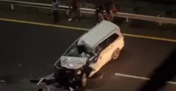 Kecelakaan di Tol Gayamsari, Mobil Innova Ringsek seusai Seruduk Truk