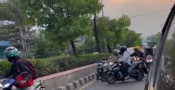 Viral video yang memperlihatkan momen driver ojek online diprotes oleh sejumlah pengendara lain di Siliwangi, Kota Semarang, Jumat 22 Desember 2023. (Sumber : Instagram @kejadiansmg - InfoSemarang.com)
