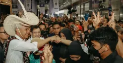 Ganjar Pranowo mengenakan topi Tii Langga asal Pulau Rote, NTT, saat menemani Mahfud MD ke debat cawapres. Penampilannya disebut serasa di red carpet Met Gala. (Sumber : Instagram @ganjar_pranowo - InfoSemarang.com)