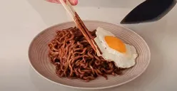 Chapagetti (Sumber : YouTube/Korean Kiwi Guy)