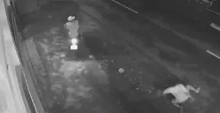 Terekam kamera CCTV detik-detik 2 remaja nekat maling durian montong di warung Family Durian Gunungpati, Kota Semarang, Senin 25 Desember 2023 malam. (Sumber : Instagram @kejadiansmg - InfoSemarang.com)