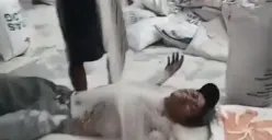 Viral Pegawai Bulog Cabang Surabaya Mandi Beras di Gudang Endingnya Dipecat, Netizen: Kalau Gini Rugi Sendiri