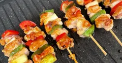 Kuliner malam Tahun Baru, tak perlu repot jajan karena bisa buat sendiri Chicken Yakitori alias sate ayam ala Jepang yang lebih menggugah selera. (Sumber : X @insecuristy)