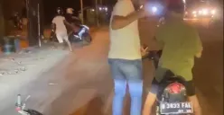 Viral video aksi seorang pria nekat mendorong kasar 2 bocah di lampu merah Danyang, Purwodadi, Grobogan, diduga gara-gara kesal lihat bocah hendak balap liar. (Sumber : Instagram @_ilegalracejateng_ - InfoSemarang.com)