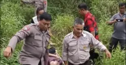 Pria yang diduga nekat loncat dari Jembatan Atas Tol Tuntang Bawen dinyatakan tewas di RS At Tin setelah sempat ditolong oleh seorang pemancing, Kamis 28 Desember 2023. (Sumber : Facebook Bawen News - InfoSemarang.com)