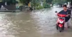 Genangan banjir tak hanya terjadi di sejumlah titik di Kota Semarang, namun juga terjadi di Kabupaten Demak, tepatnya di jalan alternatif Waru, ruas Pantura Onggorawe-Mranggen. (Sumber : Instagram @rasikausa - InfoSemarang.com)