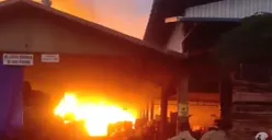 Si jago merah membakar gudang kayu PT Kapuas di Gebanganom, Gebangsari, Genuk, pada Sabtu 30 Desember 2023 dini hari. (Sumber : Instagram @infokejadian_genuk - InfoSemarang.com)