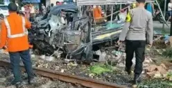 Kecelakaan Kereta vs Mobil Pickup Tukang Sayur di Weleri Kendal, Kendaraan Ringsek Parah