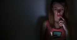 Ilustrasi perempuan diikuti stalker (Sumber : Freepik/Dragana Gordic)