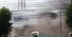 Kebakaran di kantor Indosat di Banyumanik, Kota Semarang pada Senin 1 Januari 2024 pukul 09.55 WIB, penyebab hilang sinyal internet IM3 dan 3? (Sumber : Instagram @infokejadiansemarang.new - InfoSemarang.com)