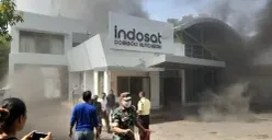 Kebakaran Kantor Indosat di Banyumanik, Kota Semarang, diduga menjadi pemicu hilangnya jaringan sinyal internet IM3, Mentari dan 3, Senin 1 Januari 2024. (Sumber : Instagram @kejadiansmg - InfoSemarang.com)