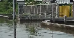 Warga Tlogosari selalu menjadi langganan banjir saat musim hujan datang, tepatnya di Jalan Muktiharjo Raya, yang tergenang cukup marah imbas hujan beberapa jam pada Selasa 2 Januari 2024 malam. (Sumber : Facebook Tlogosari Semarang - InfoSemarang.com)