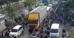 Jalan Kaligawe Macet Ekstrem, Pengendara Nekat Terobos Banjir