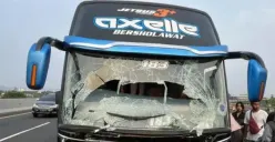 Ngeri! Penampakan Bus PO Haryanto yang Tabrak Pajero Ibu dan Anak