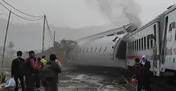 kecelakaan adu banteng KA Turangga vs KA Bandung Raya (Sumber : Twitter @cherrybiscotti)