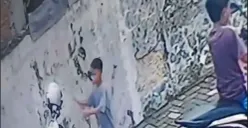 Beredar video yang memperlihatkan aksi 2 bocah cilik maling helm di Metro Sports Center Puspowarno, tempat futsal di Salamanmloyo, Semarang Barat, Minggu 7 Januari 2024. (Sumber : Instagram @infokejadiansemarang.new - InfoSemarang.com)