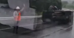 Terjadi kecelakaan tunggal di Tol Semarang-Solo ruas Banyumanik arah Ungaran KM 424, Senin 8 Januari 2024 siang, sebuah truk terguling. (Sumber : Instagram @rasikausa - InfoSemarang.com)