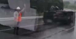 Kecelakaan Tunggal di Tol Semarang-Solo: Truk Terguling, Waspada Jalan Licin karena Hujan