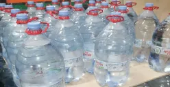 Warganet mengeluh soal sulitnya mendapatkan air galon Le Minerale, belum lagi harganya yang naik dari harga biasanya. Harga per galon kini Rp 25 ribu. (Sumber : Instagram @kesoloyuuk - InfoSemarang.com)