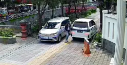 Seorang pria nekat maling mobil Toyota Avanza warna putih yang diparkir di belakang Balai Kota Semarang pada 6 Desember 2023 lalu, namun rekaman CCTV baru tersebar pada Rabu 10 Januari 2024. (Sumber : Instagram @hery_jbrik - InfoSemarang.com)