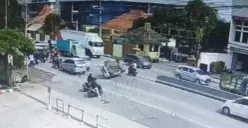 Sopir Diduga Ngantuk, Sebuah Mobil Tubruk Pengendara Lain di Depan SPBU Karangjati Hingga Terbalik