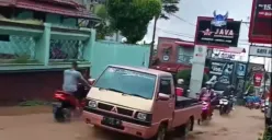 Banjir Air dan Lumpur di Jalan Mayor Soeyoto Bandungan, Waspada Jalan Licin