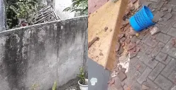 pria di Trenggalek viral usai getol lempari rumah tetangganya dengan batu (Sumber : TikTok @nananajun)