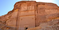 Sering bikin salah paham, Al Ula berbeda dengan Madain Salih (Hegra), yang disebut-sebut sebagai tempat terlarang dan paling dihindari oleh Nabi Muhammad SAW. (Sumber : Wikipedia - InfoSemarang.com)