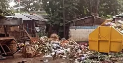 Warga di Pasar Bangetayu, Genuk, Kota Semarang, mengeluhkan soal tumpukan sampah yang cukup banyak masih tertimbun di kawasan pasar sehingga timbul bau tak sedap. (Sumber : Instagram @infokejadian_genuk - InfoSemarang.com)
