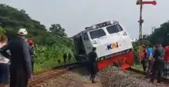 Kereta KA Pandalungan Gambir-Jember mengalami anjlok di perlintasan antara Stasiun Sidoarjo dan Stasiun Tanggulangin pada Minggu 14 Januari 2024 pagi. (Sumber : X @txttransportasi - InfoSemarang.com)