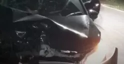 Kecelakaan maut terjadi di Jalan RM Hadisoebeno Sosro Wardoyo, Mijen, Kota Semarang, melibatkan mobil Honda Mobilio dan motor, Minggu 14 Januari 2024 dini hari. (Sumber : Instagram @kabarberitasemarang - InfoSemarang.com)