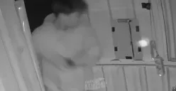 Seorang pria nekat membobol outlet penjual es teh yang berlokasi di Jalan Gajahraya dekat Masjid Agung Jawa Tengah (MAJT) Semarang, Minggu 13 Januari 2024 dini hari. (Sumber : Instagram @infokejadian_semarang - InfoSemarang.com)