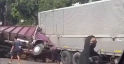 Kecelakaan melibatkan 3 kendaraan terjadi di Jalan Palagan, tepatnya di Perumahan Bawen Bukit Permai, Bawen, Kabupaten Semarang, Minggu 14 Januari 2024. (Sumber : Instagram @kejadiansmg - InfoSemarang.com)