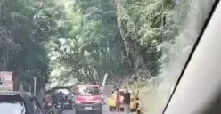 Kecelakaan di Kradenan Lama, Mobil Brio Kuning Terperosok ke Parit