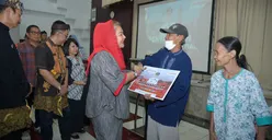 Wali kota Semarang Serahkan Santunan Kematian Bagi Warga Yang Berduka