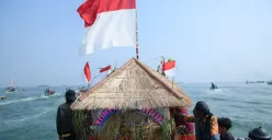500 Kapal Nelayan Semarakkan  Sedekah Laut Larung Sesaji di Tambaklorok Semarang