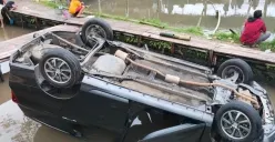 Kecelakaan di Limbangan: Mobil Nyemplung ke Kolam Ikan Warga, Posisi Terguling