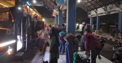 Warga yang mengikuti program mudik gratis tiba dari Jakarta di Terminal Type A Mangkang Kota Semarang. (Sumber: | Foto: Sakti Setiawan)