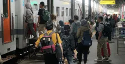 Penumpang Kereta Api naik dari stasiun Tawang Semarang. (Sumber:  | Foto: dok PT KAI Daop IV.)