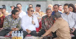 Pj Gubernur Jawa Tengah, Nana Sudjana mendampingi Menko Bidang Pangan, Zulkifli Hasanbersilaturahmi dengan pemilik UD Pramono. (Sumber:  | Foto: Dok)
