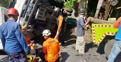 Truk pasir melorot mundur dan menimpa sebuah minibus dan sepeda motor yang berada persis dibelakangnya.  (Sumber:  | Foto: dok Basarnas.)