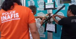 Aplikator dan petugas Polrestabes Semarang membuka segel kantor Grab dan Maxim di Semarang. 