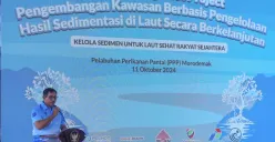 Pj Gubernur Jateng, Nana Sudjana di Pelabuhan Perikanan Pantai Morodemak, Demak, pada Jumat, 11 Oktober 2024. 
 (Sumber:  | Foto: Sakti)