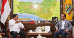 Pj Gubernur Jawa Tengah Nana Sudjana menerima kunjungan Dubes UEA Abdulla Salem Obaid.
 (Sumber:  | Foto: Sakti)