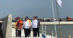 Presiden RI Joko Widodo mengecek proyek penanganan banjir dan rob di Tambaklorok Semarang.
(Sumber: | Foto: sakti)