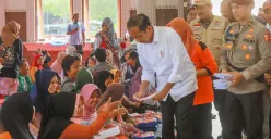 Presiden Joko Widodo memberikan bantuan di Kabupaten Demak pascabanjir, Jumat, 22 Maret 2024. (Sumber:  | Foto: dok humas Jateng.)